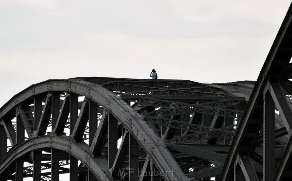 PSpringt kein Suizid Brueckenspringer Koeln Hohenzollernbruecke P022.JPG - Miklos Laubert